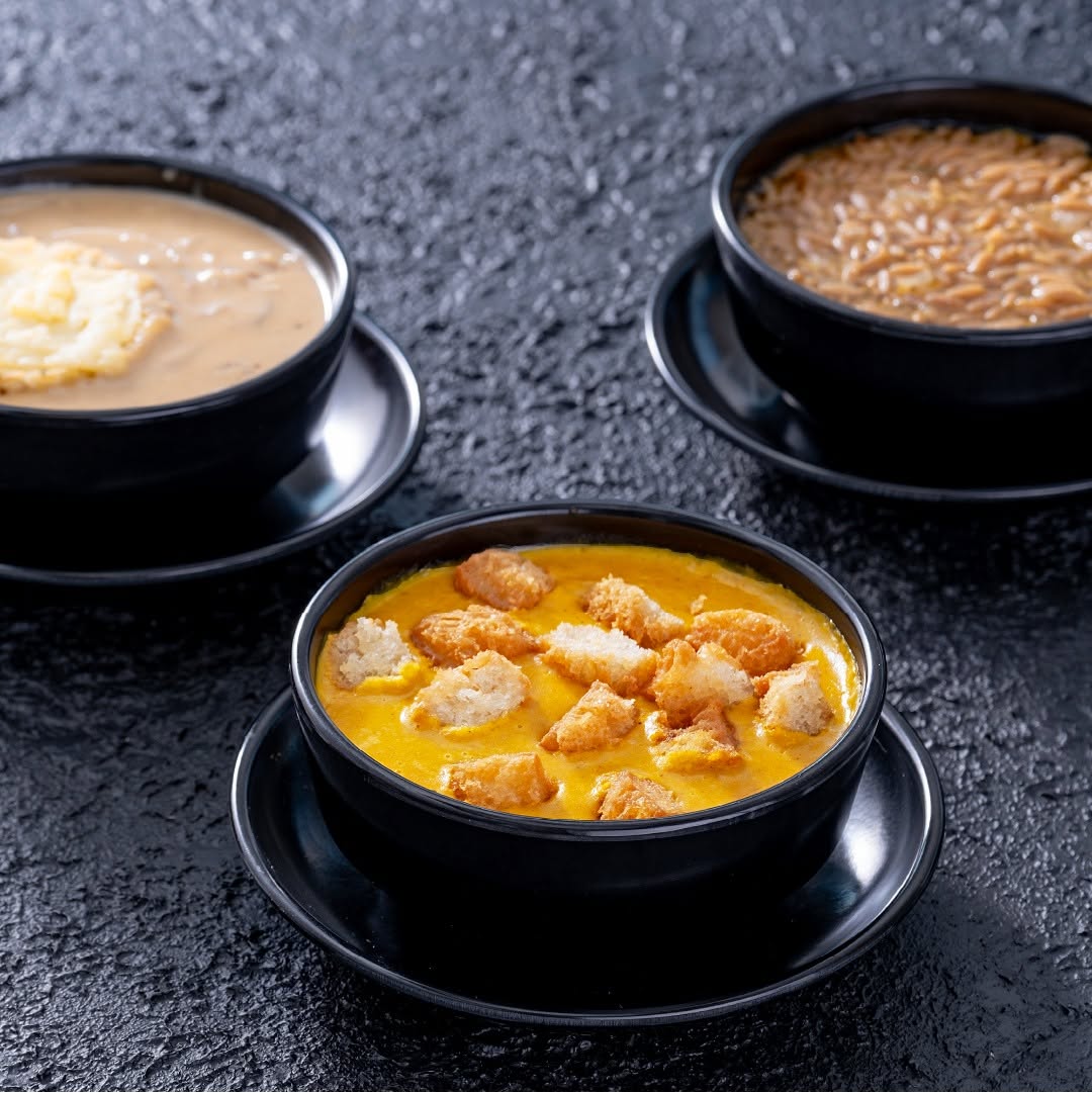 شوربة كريمة بالفراخ والخبز المحمص